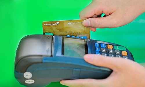 Vietcombank tặng quà chủ thẻ tín dụng thanh toán tại Diamond Plaza