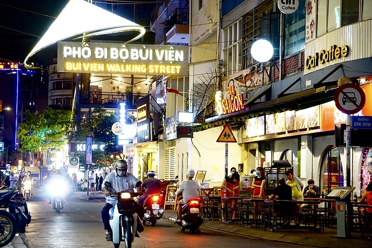 Hàng quán nhìn nhau chờ qua mùa dịch