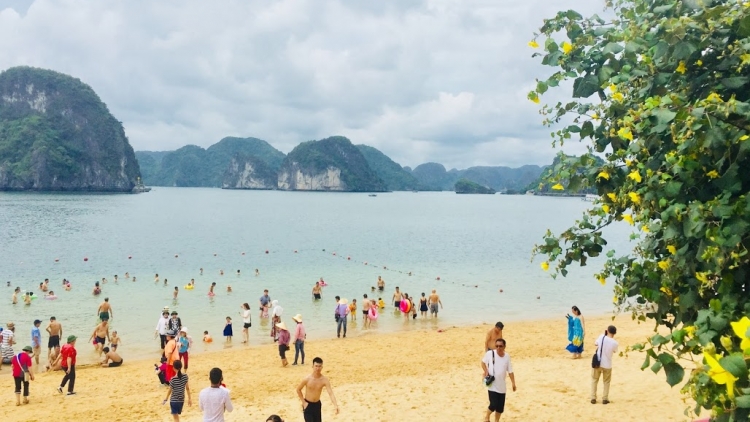 Nhộn nhịp mùa du lịch hè Quảng Ninh như thời trước đại dịch