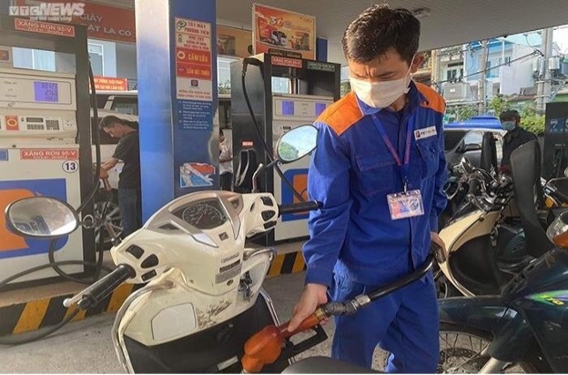 Lùi ngày điều chỉnh giá xăng dầu sang 13/3