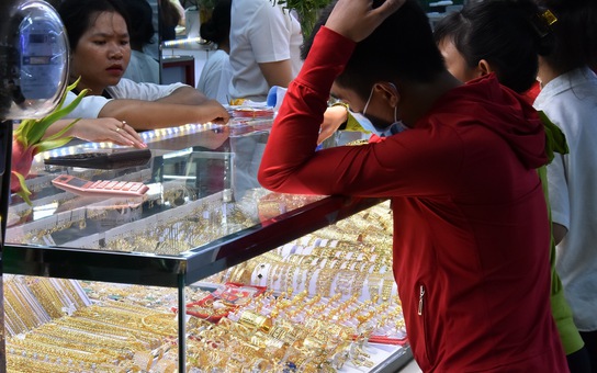 Giá vàng hôm nay 4-4: Tăng dữ dội