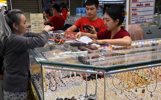 Giá vàng hôm nay 7-4: Vàng thế giới lao xuống