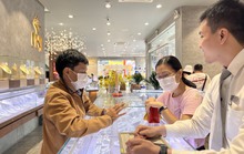 Giá vàng hôm nay 16-4: Bị bán tháo, giá vàng vẫn được dự báo tăng