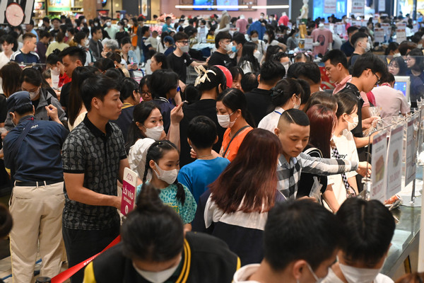 Dòng người đi mua sắm, ăn uống chật cứng trung tâm thương mại chiều 30/4