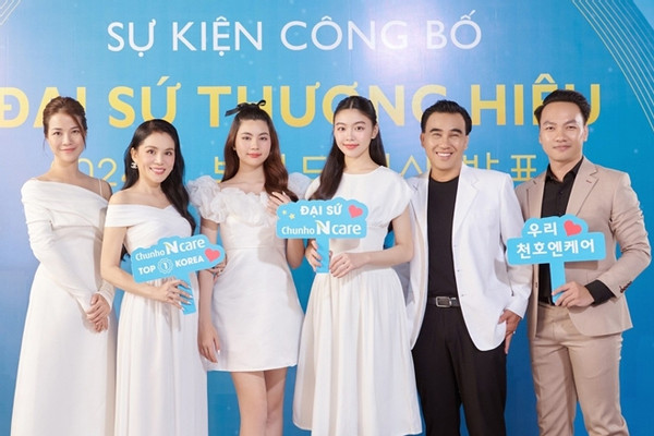 Gia đình Quyền Linh trở thành đại sứ thương hiệu Chunho Ncare