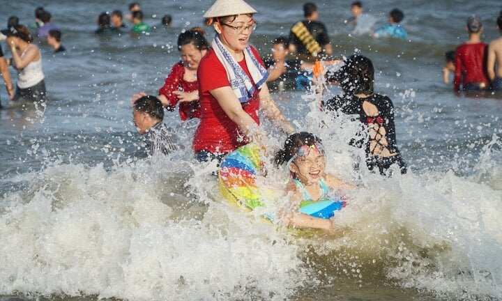 Người dân TP.HCM đổ xô đi biển tránh nóng