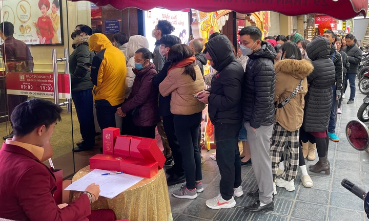 Khách kéo đến quá đông, cửa hàng 'cháy' phiếu mua vàng trước ngày vía thần Tài