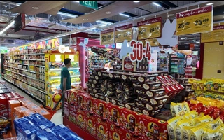 TP HCM: Bùng nổ khuyến mãi, người dân mua sắm sớm, ăn mừng Đại lễ 30-4