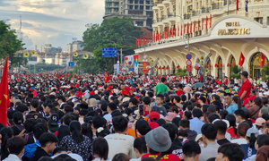 Tour lịch sử bùng nổ, du khách đến TP.HCM đông chưa từng có