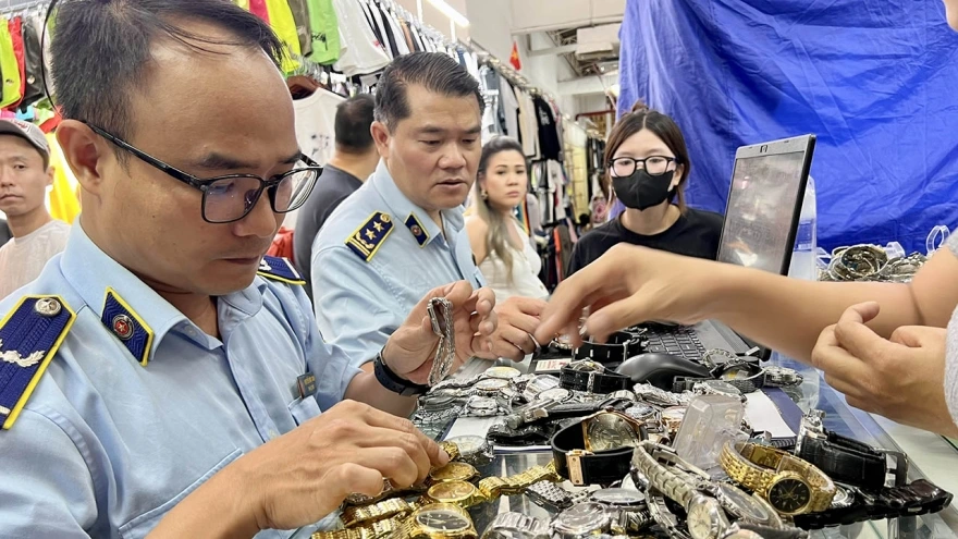 Thu giữ số lượng lớn hàng giả tại Saigon Square