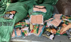 800 gói xúc xích lậu suýt bị tuồn ra thị trường