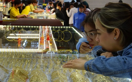 Giá vàng hôm nay, 25-7: Tiếp tục lao dốc