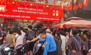 Trăm người xếp hàng chờ mua vàng giá đắt chưa từng có