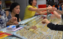 Giá vàng hôm nay, 3-10: Ồ ạt bán tháo