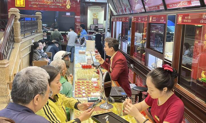 Giá vàng lao như 'con tàu không phanh', nhà đầu tư không nên leo lên lúc này