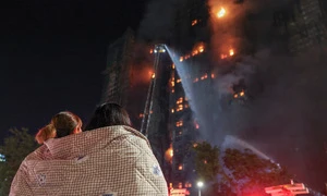 Bão lửa thiêu rụi chung cư Hong Kong: 44 người chết, hơn 270 người mất tích