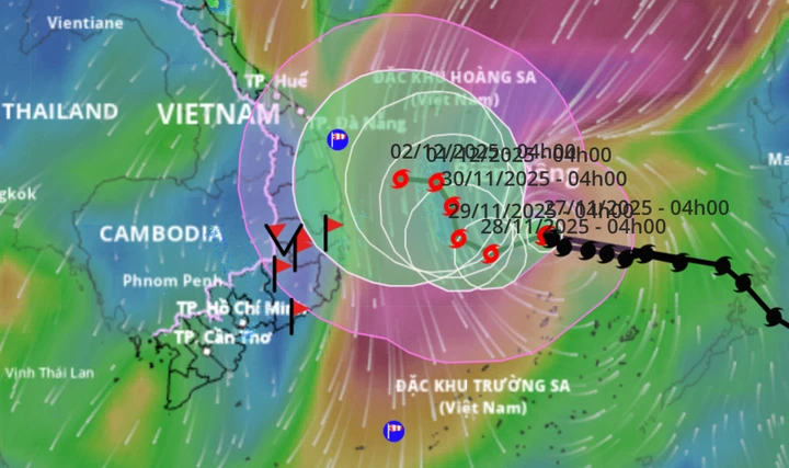Bão số 15 Koto mạnh 4 cấp sau hơn 1 ngày vào Biển Đông, đường đi phức tạp